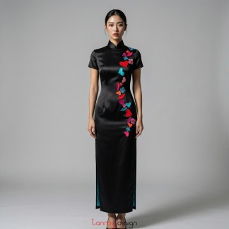 Short-sleeve qipao dress with a Mandarin collar, embroidered heart on black brocade